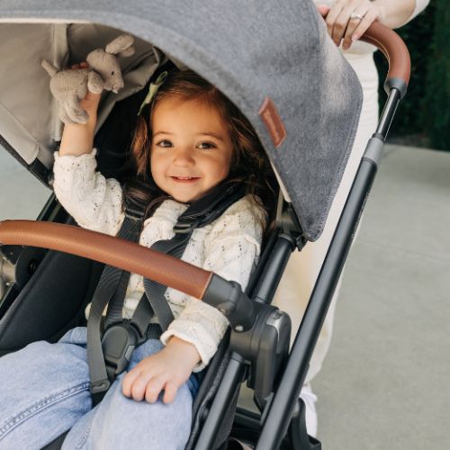 ni&ntilde;a de 4 a&ntilde;os en el carro uppababy vista 2024
